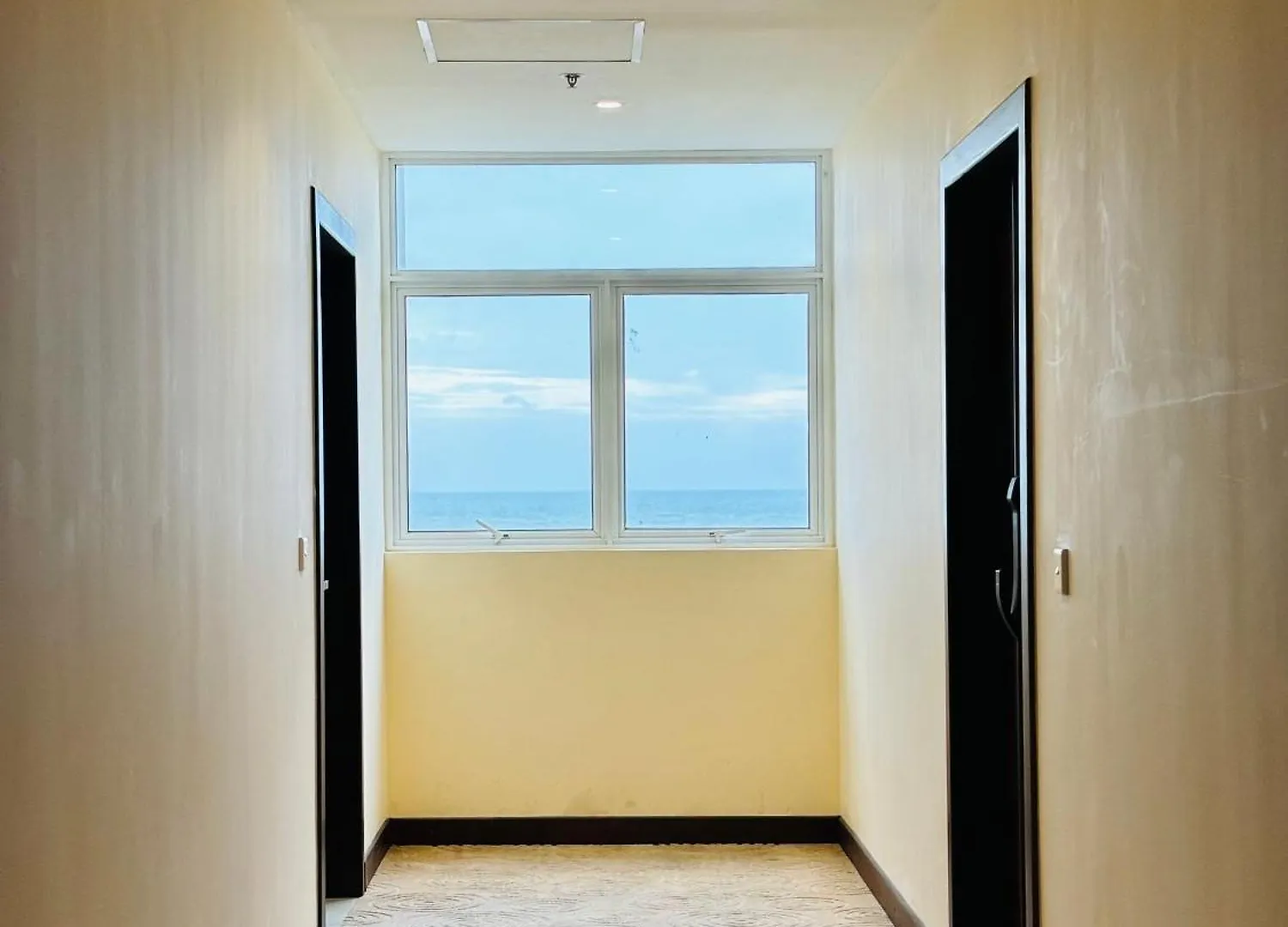 Ocean Breeze Studio Apartment Negombo